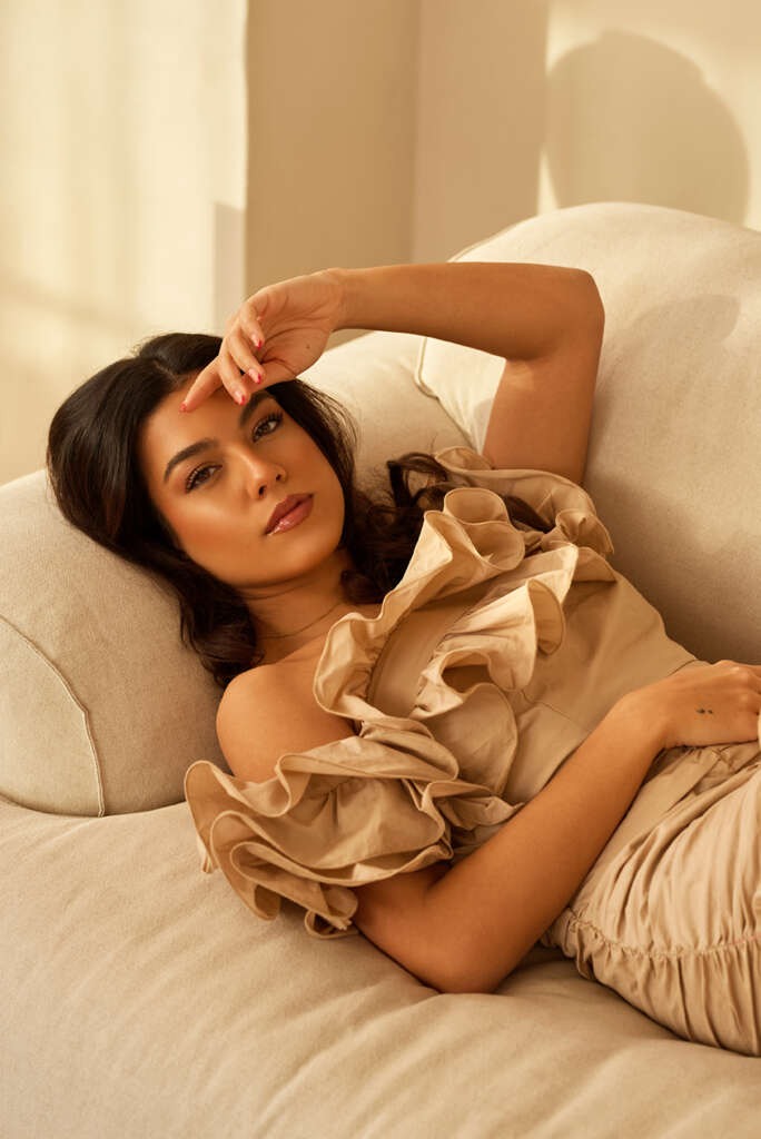 Fashion shoot with natural light and flashes, Studio Taupe
